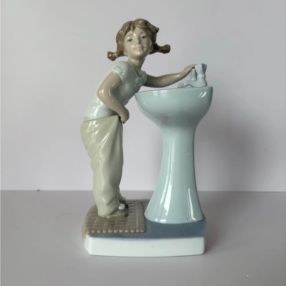 Lladro’ 4838 “Clean Up Time” Porcelain Figurine-Introduced 1973 & Retired 1993
